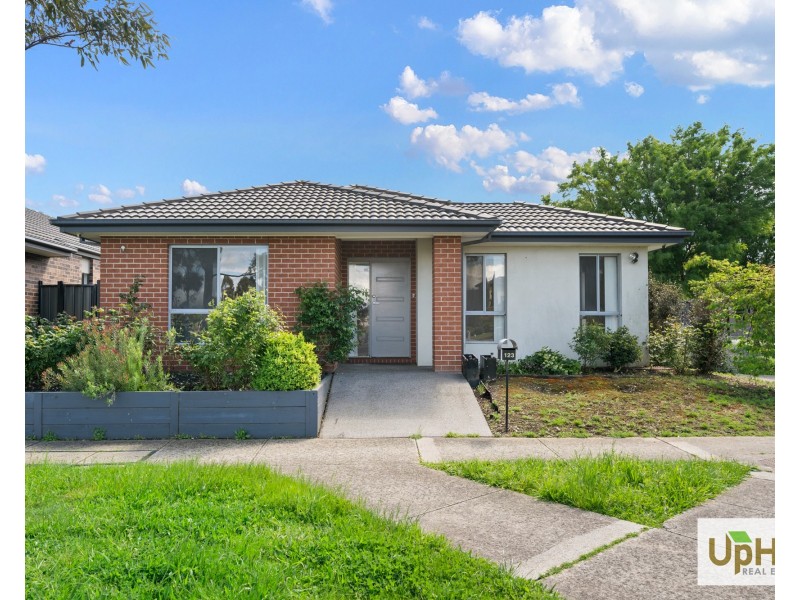 123 Selandra Boulevard, Clyde North VIC 3978
