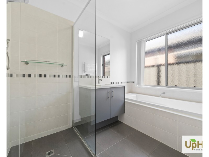 123 Selandra Boulevard, Clyde North VIC 3978