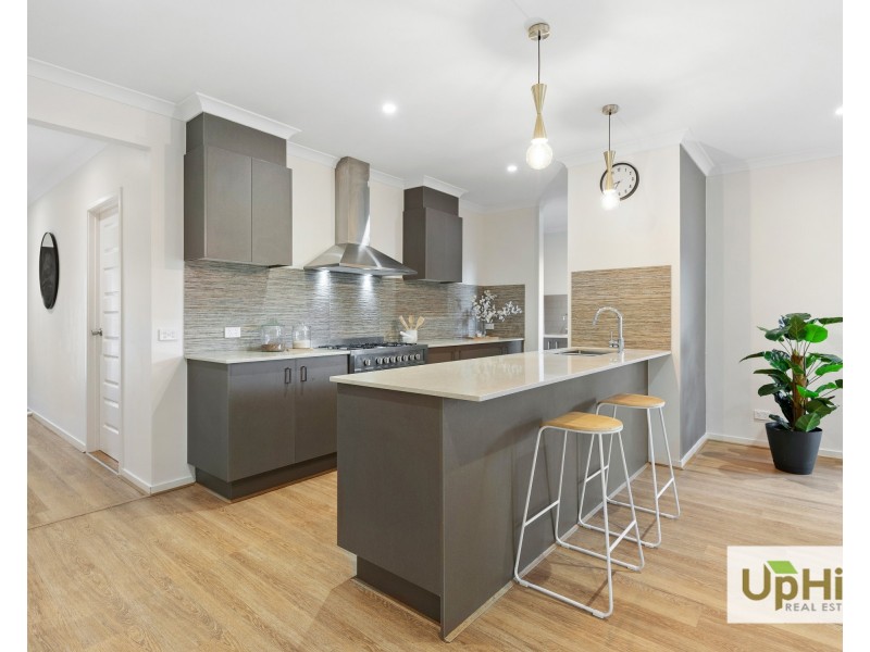 10 Seed Crescent, Clyde North VIC 3978