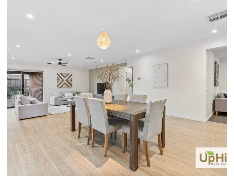 10 Seed Crescent, Clyde North VIC 3978