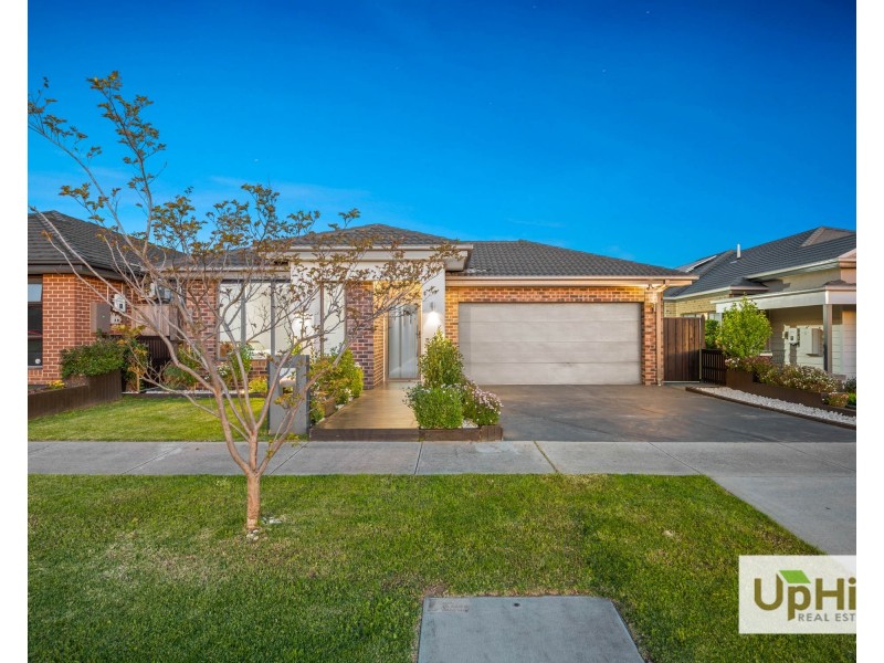 19 Blundy Boulevard, Clyde North VIC 3978