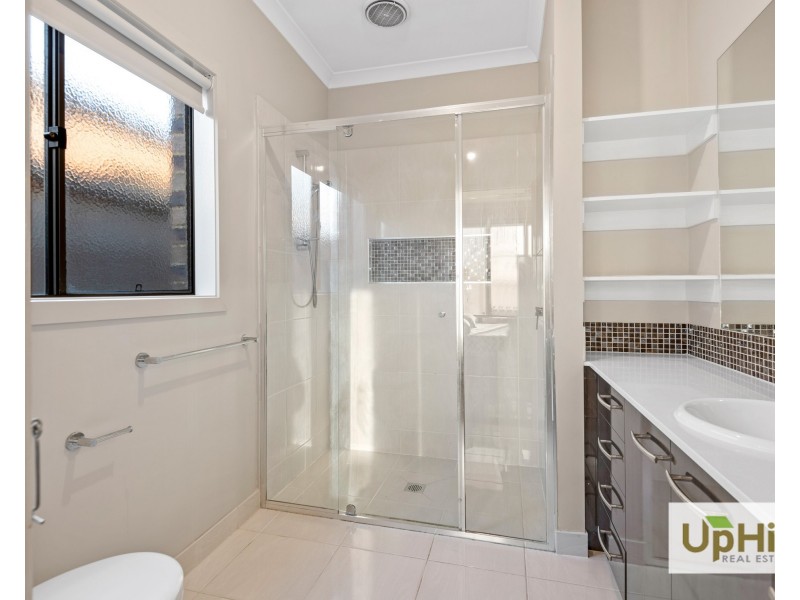 19 Blundy Boulevard, Clyde North VIC 3978