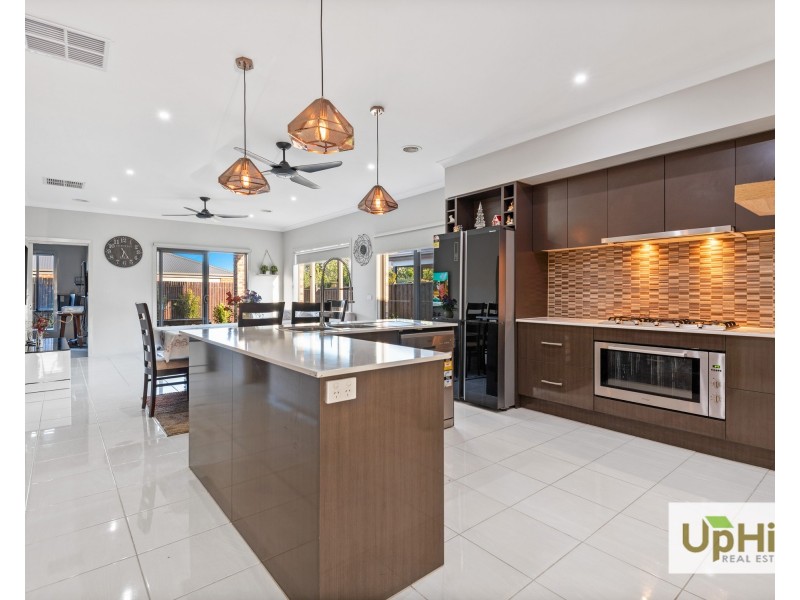 19 Blundy Boulevard, Clyde North VIC 3978