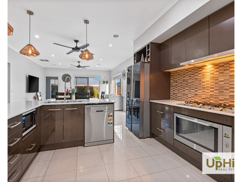 19 Blundy Boulevard, Clyde North VIC 3978