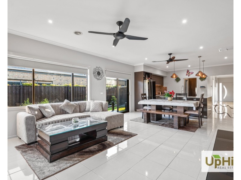 19 Blundy Boulevard, Clyde North VIC 3978