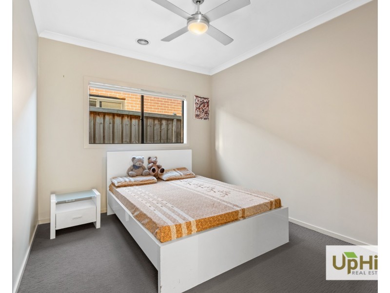 19 Blundy Boulevard, Clyde North VIC 3978