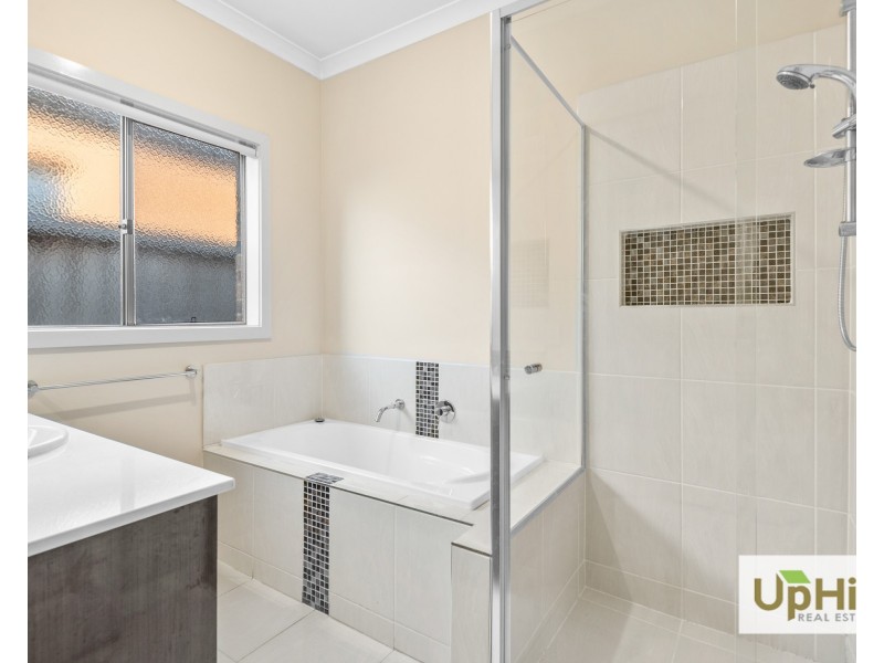 19 Blundy Boulevard, Clyde North VIC 3978