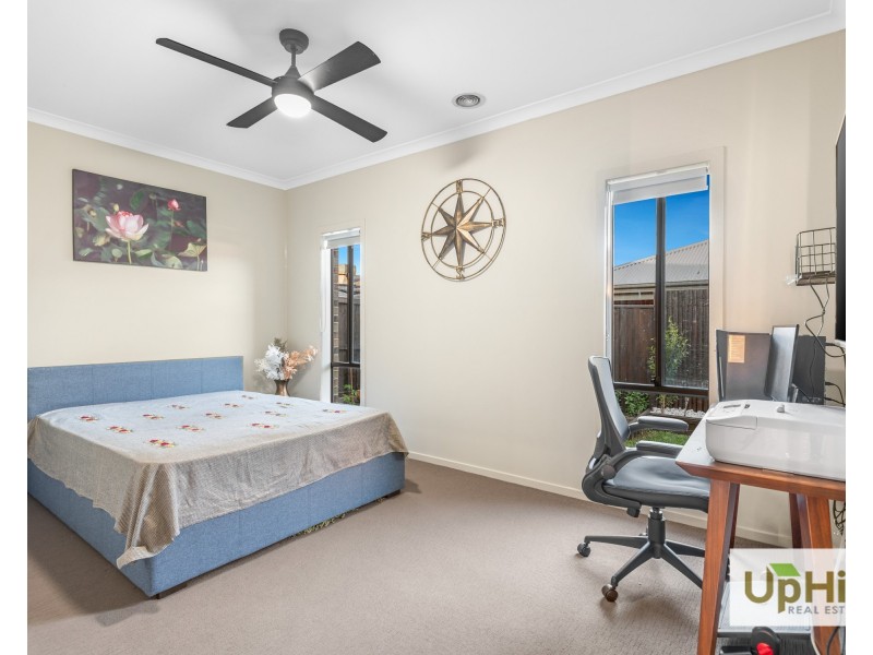 19 Blundy Boulevard, Clyde North VIC 3978