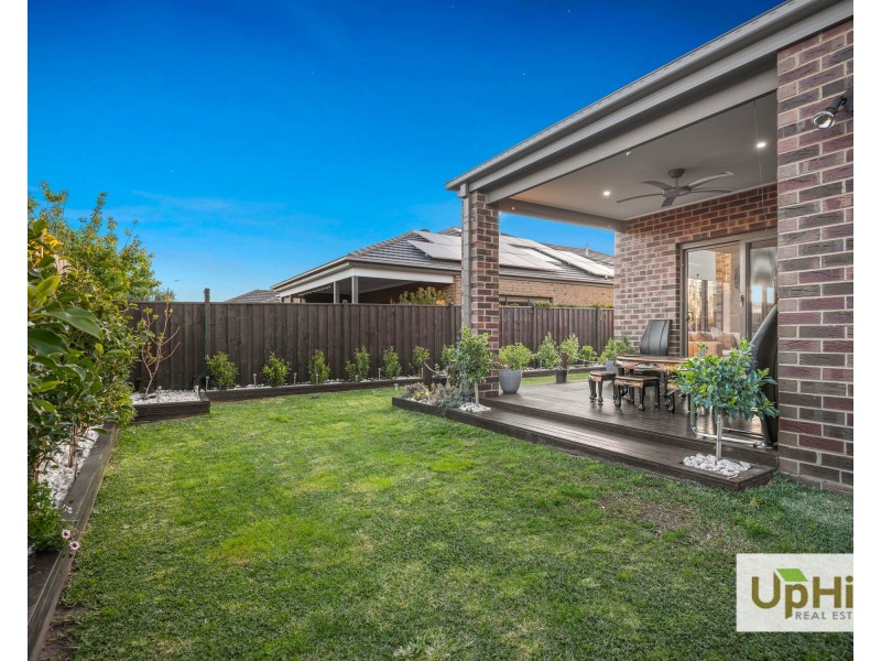 19 Blundy Boulevard, Clyde North VIC 3978