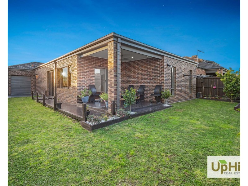 19 Blundy Boulevard, Clyde North VIC 3978