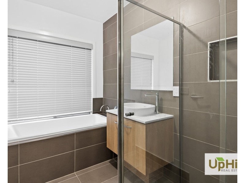 28 Hartland Drive, Cranbourne North VIC 3977