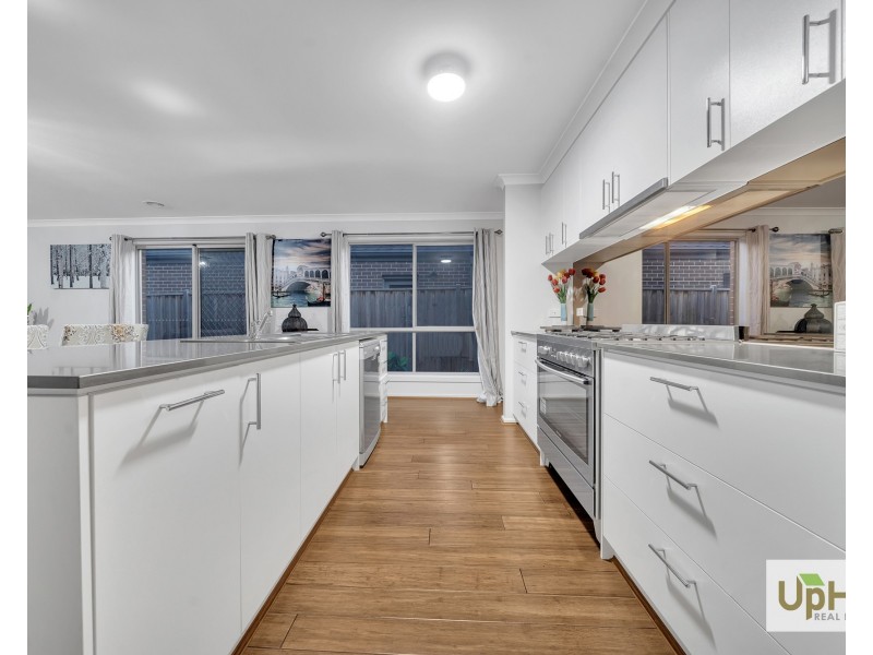 15 Everard Avenue, Clyde North VIC 3978