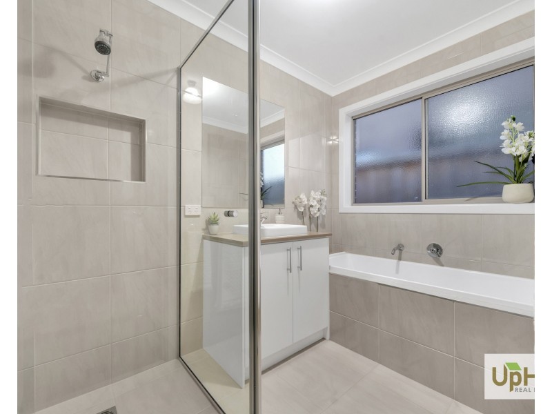 15 Everard Avenue, Clyde North VIC 3978