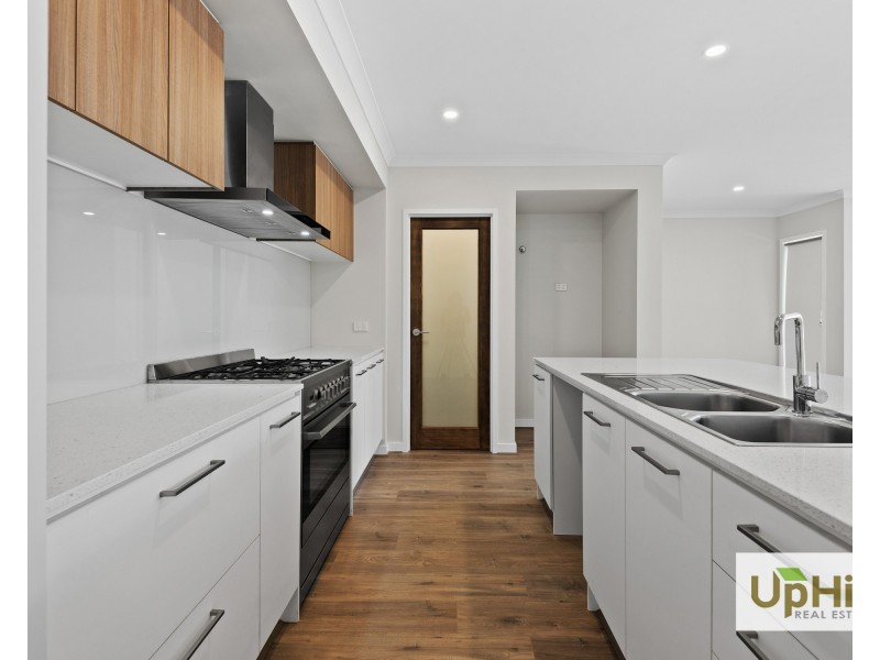 7 Luxembourg Ave, Clyde North VIC 3978