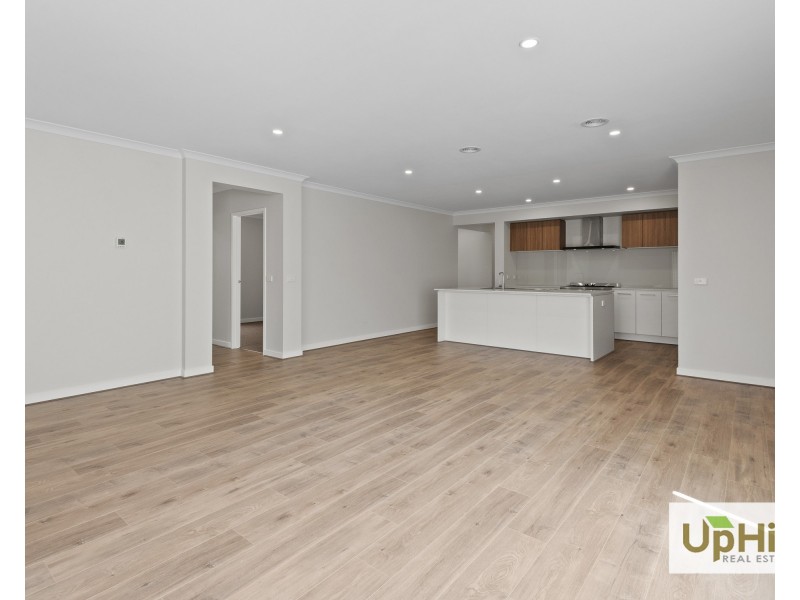 7 Luxembourg Ave, Clyde North VIC 3978