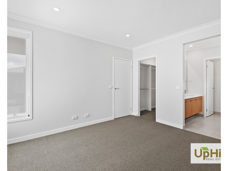 7 Luxembourg Ave, Clyde North VIC 3978