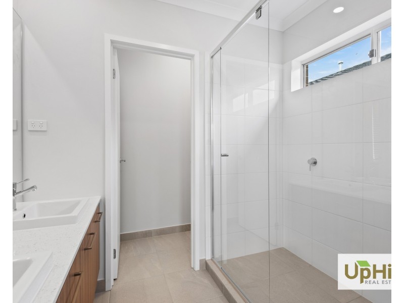 7 Luxembourg Ave, Clyde North VIC 3978