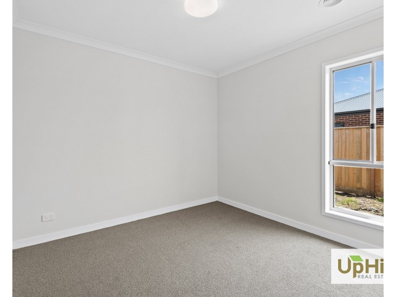 7 Luxembourg Ave, Clyde North VIC 3978