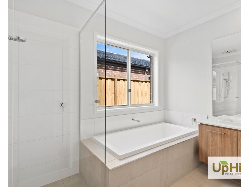 7 Luxembourg Ave, Clyde North VIC 3978