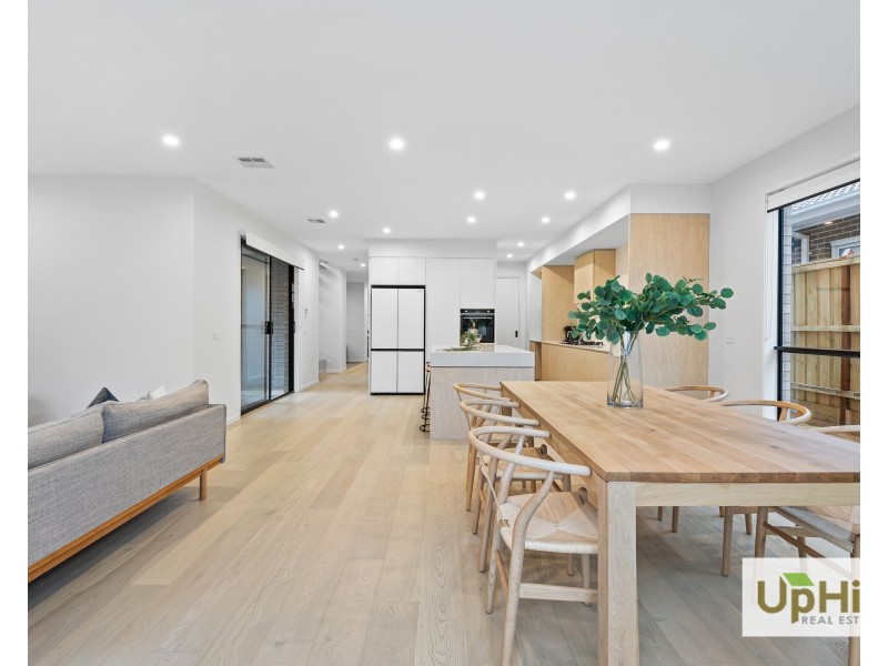 18 Vielo Circuit, Clyde North VIC 3978