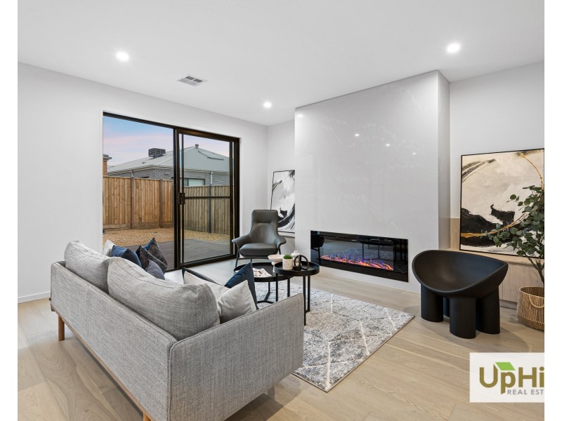 18 Vielo Circuit, Clyde North VIC 3978