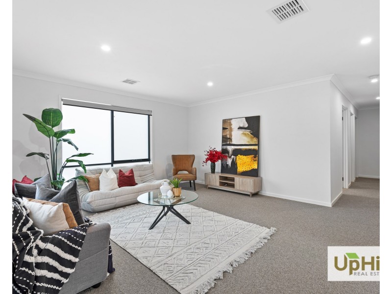 18 Vielo Circuit, Clyde North VIC 3978