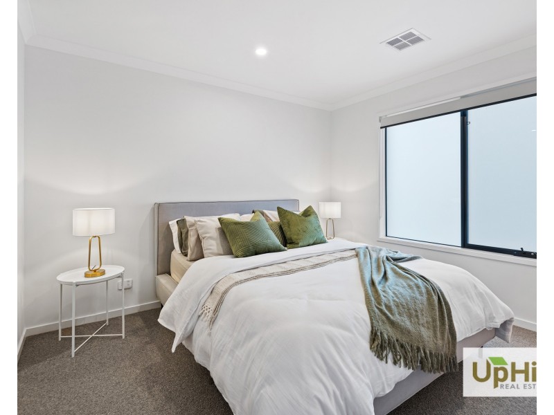 18 Vielo Circuit, Clyde North VIC 3978