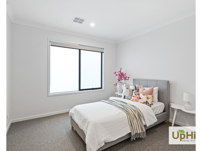 18 Vielo Circuit, Clyde North VIC 3978