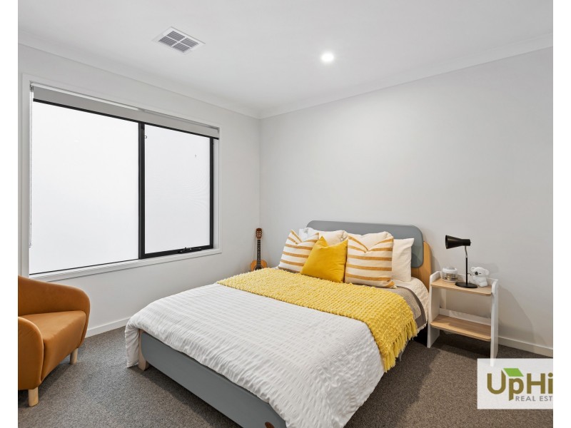 18 Vielo Circuit, Clyde North VIC 3978