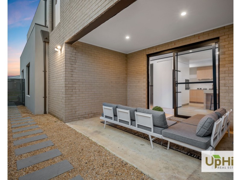 18 Vielo Circuit, Clyde North VIC 3978