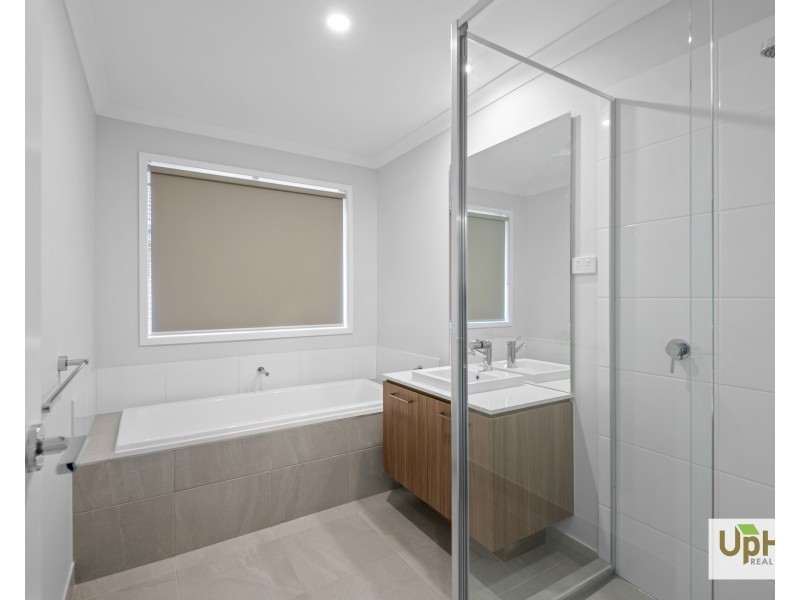 2 Sursum Place, Clyde VIC 3978