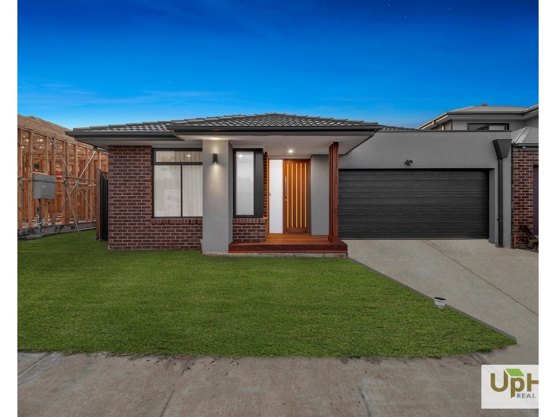 4 Deoro Parade, Clyde North VIC 3978