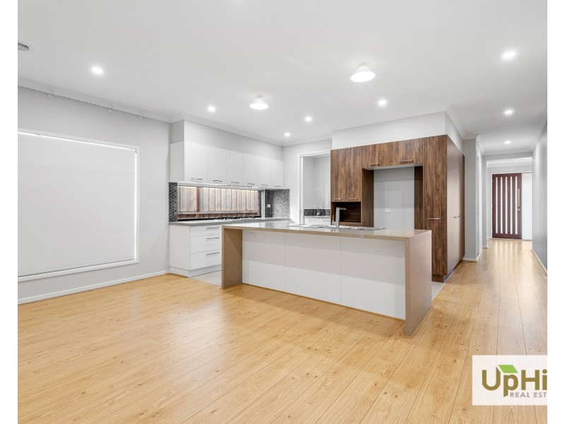 4 Deoro Parade, Clyde North VIC 3978