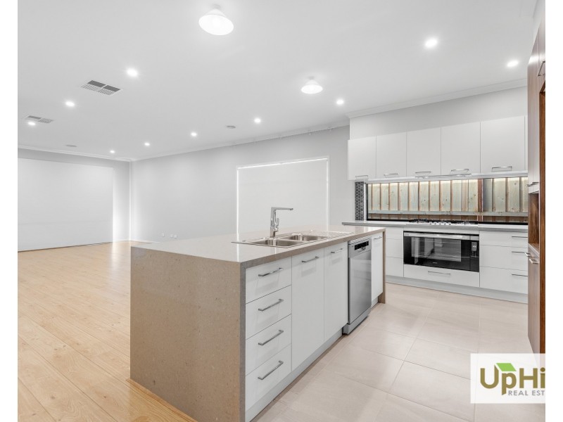 4 Deoro Parade, Clyde North VIC 3978