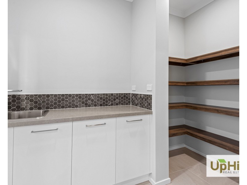 4 Deoro Parade, Clyde North VIC 3978