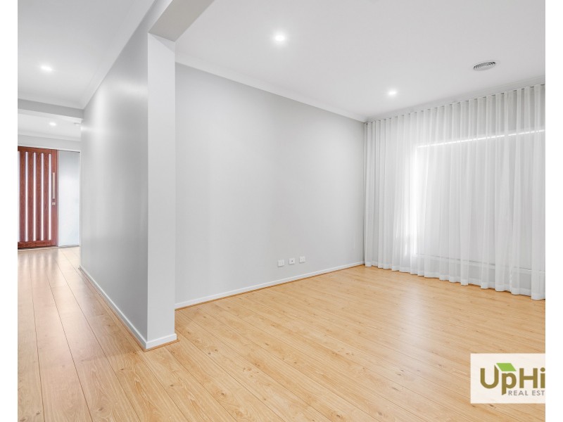 4 Deoro Parade, Clyde North VIC 3978