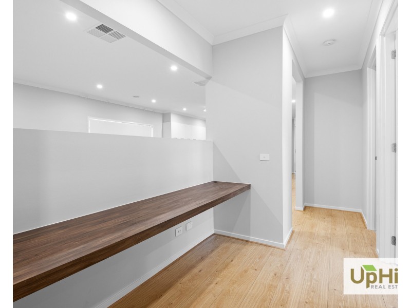 4 Deoro Parade, Clyde North VIC 3978