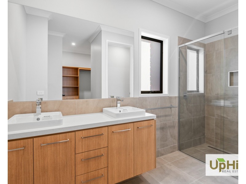 4 Deoro Parade, Clyde North VIC 3978