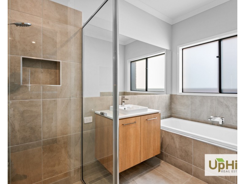 4 Deoro Parade, Clyde North VIC 3978