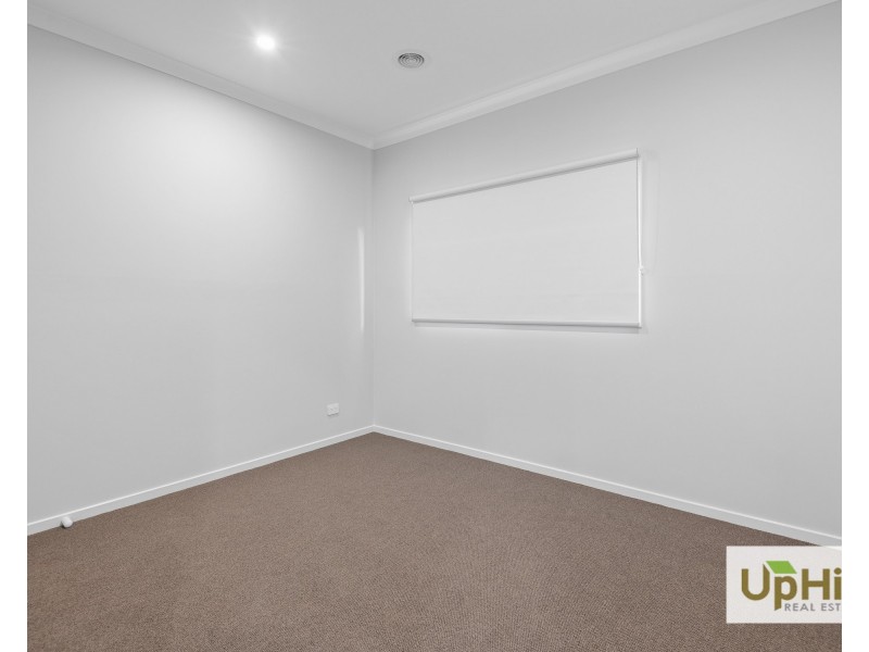 4 Deoro Parade, Clyde North VIC 3978