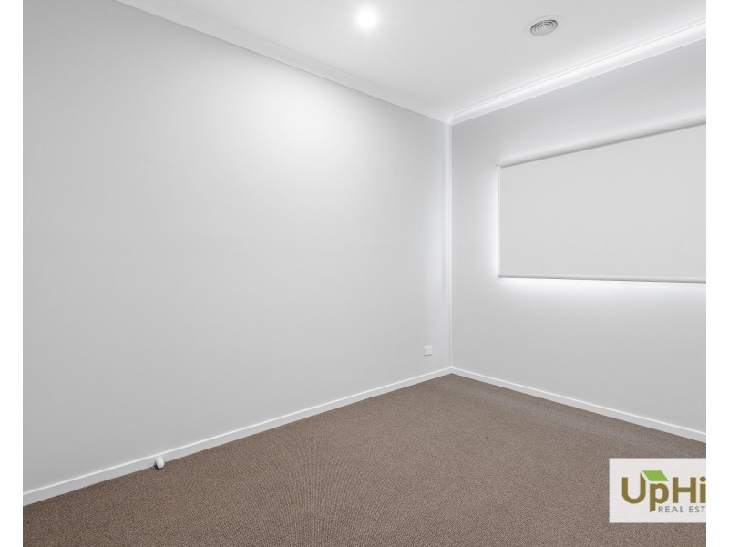 4 Deoro Parade, Clyde North VIC 3978