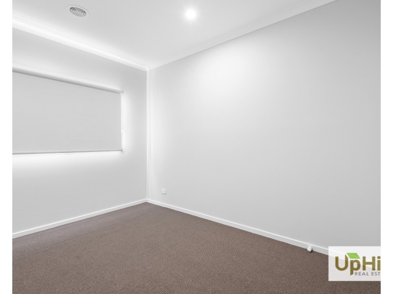 4 Deoro Parade, Clyde North VIC 3978