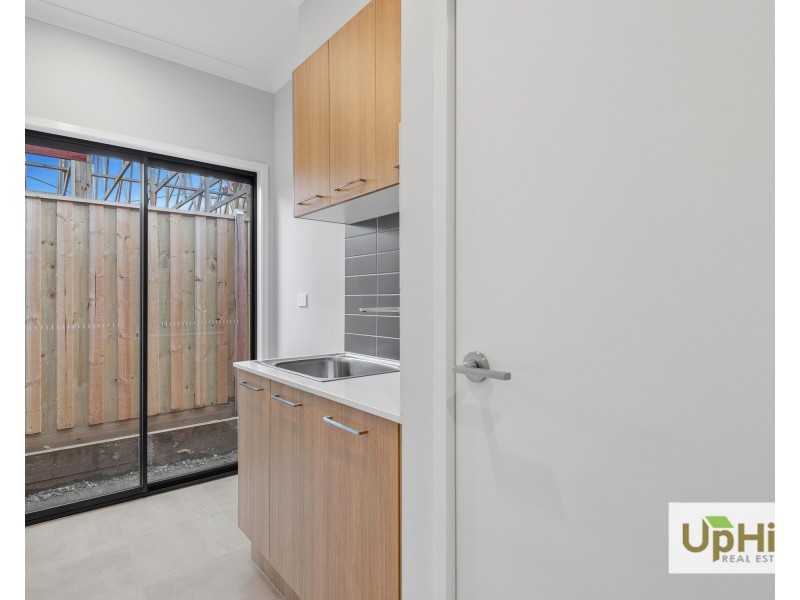 4 Deoro Parade, Clyde North VIC 3978