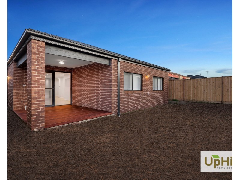 4 Deoro Parade, Clyde North VIC 3978