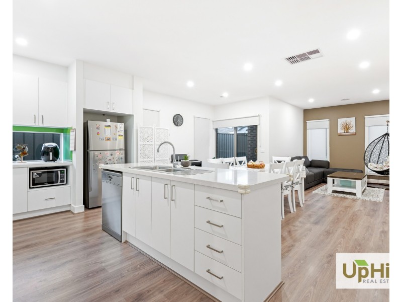 10 Belcam Circuit, Clyde North VIC 3978