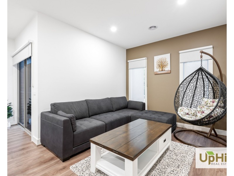 10 Belcam Circuit, Clyde North VIC 3978