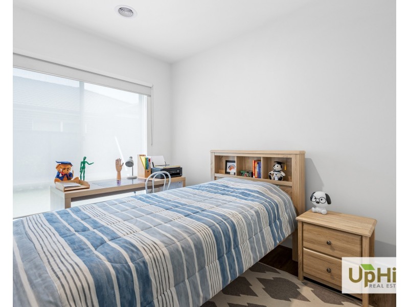 10 Belcam Circuit, Clyde North VIC 3978