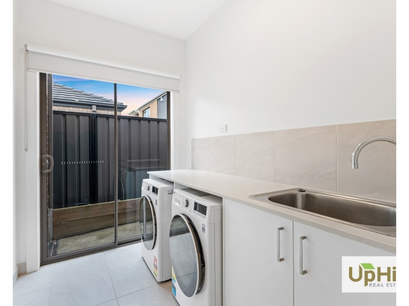 10 Belcam Circuit, Clyde North VIC 3978