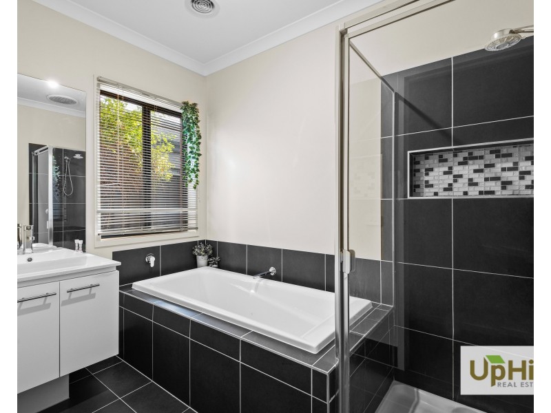 15 Pleven Rise, Clyde North VIC 3978
