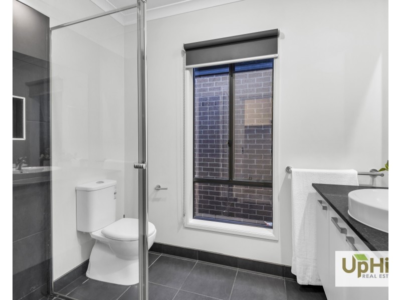 40 Ritchie Drive, Clyde North VIC 3978